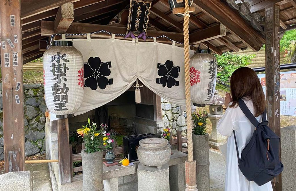 仁和寺の一願不動さんに手を合わせる