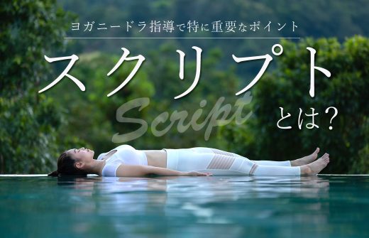 水面で横たわる、白いウェアを着る女性