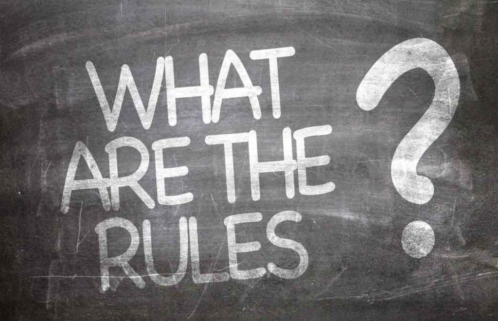 what are the rules と書かれた黒板の写真