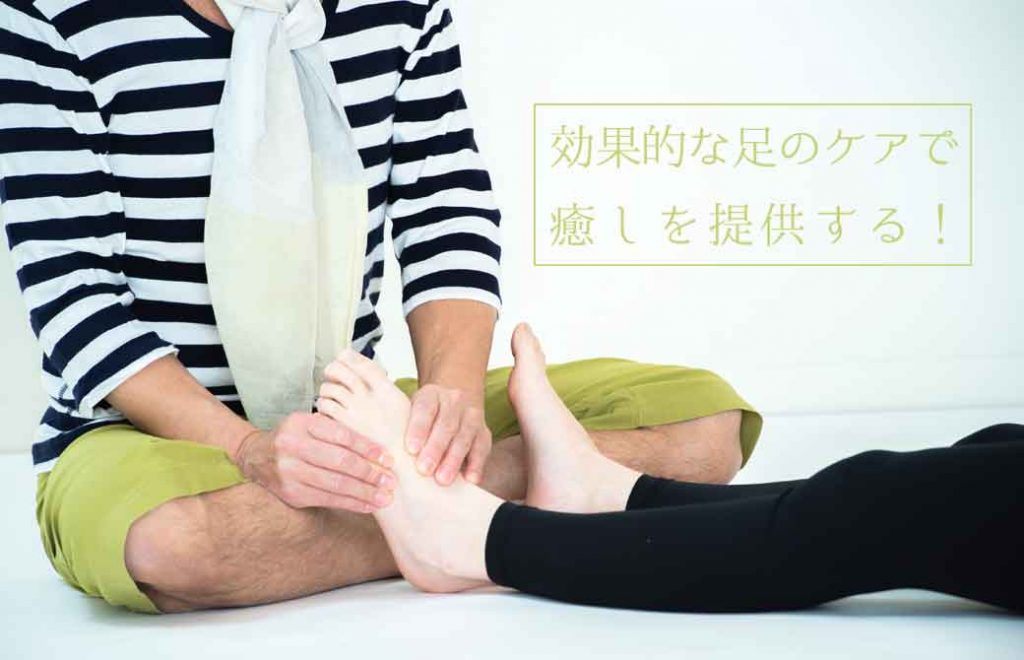 ボーダーの服を着た内田先生が黒レギンスの女性の足ツボ押している