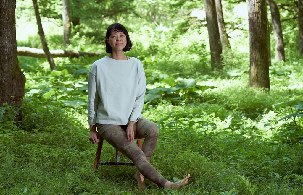 森の中で椅子に座る山田いずみ先生