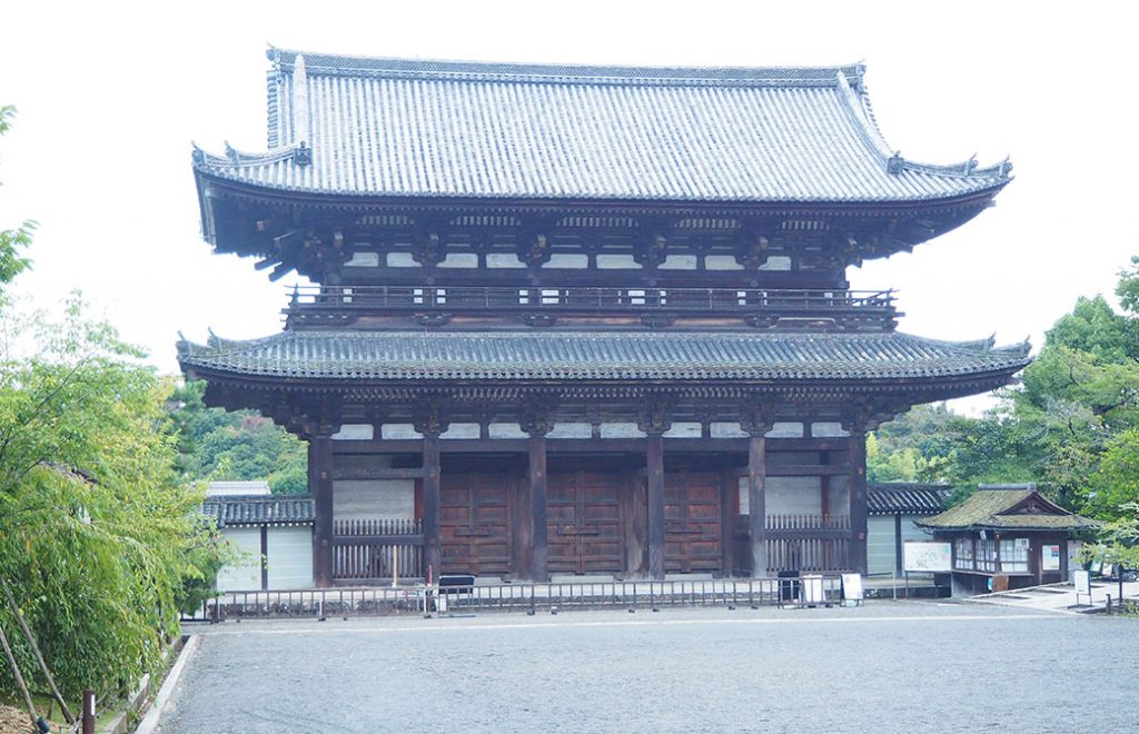 締まっている二王門の内側にいることに感動