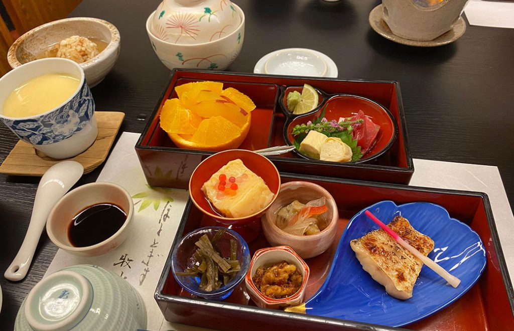 夕食のお膳は2日目も豪華…!ハワイから来たヨーコ先生にも喜んで頂けました。