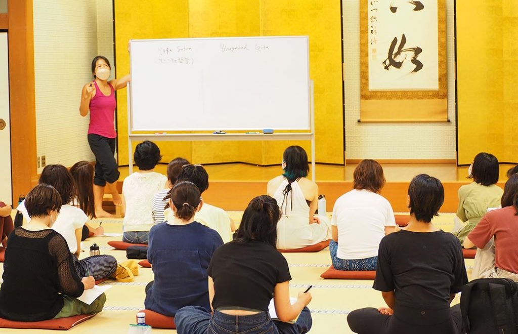 リトリート中の哲学と瞑想の講義。