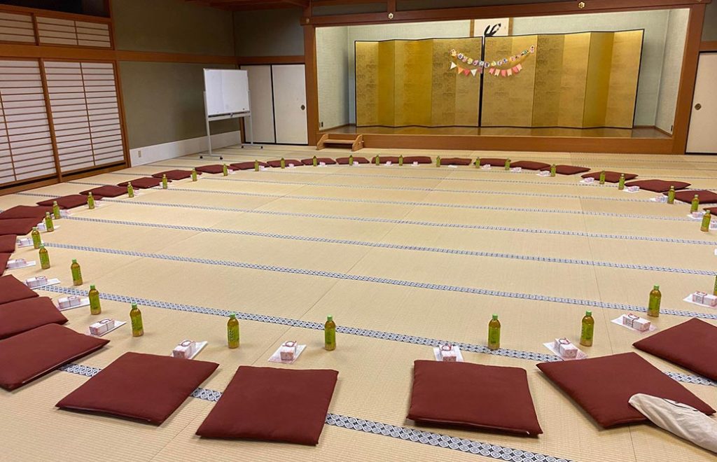 大広間でヨーコ先生を呼び出す準備
