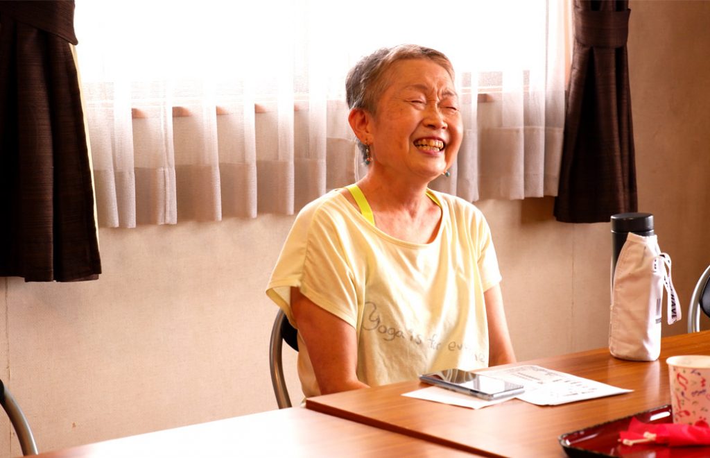 笑顔で話す唐戸真紀子さん
