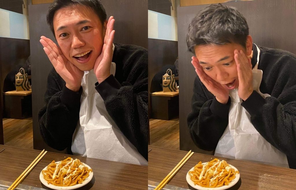 MIKIZOが焼きそばを食べている