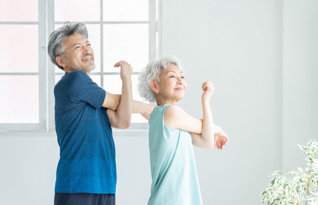 ストレッチしている老夫婦