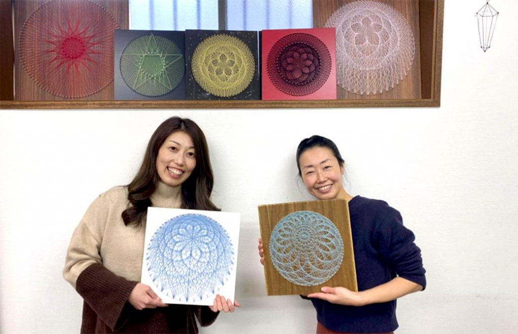 小林睦子先生（右）とべー（左）作品と一緒に