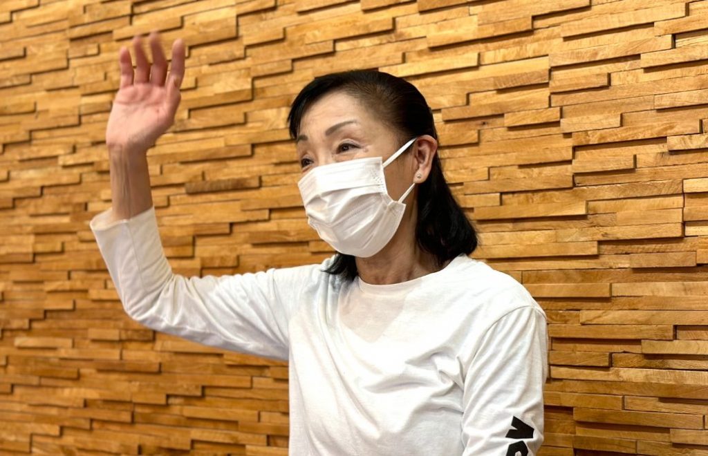 生徒に向かって話をしている柳生直子先生