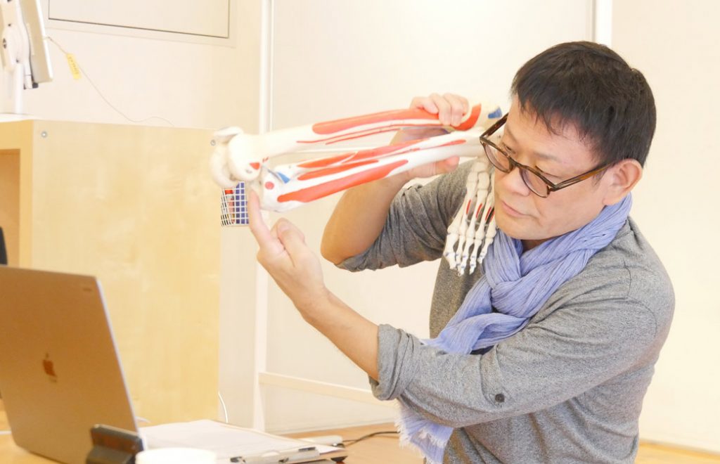 模型を使って説明する内田先生