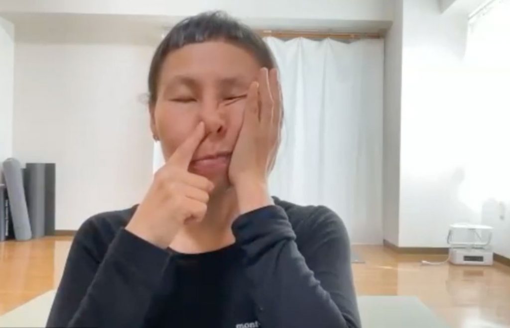 まり子先生が片鼻呼吸をしている