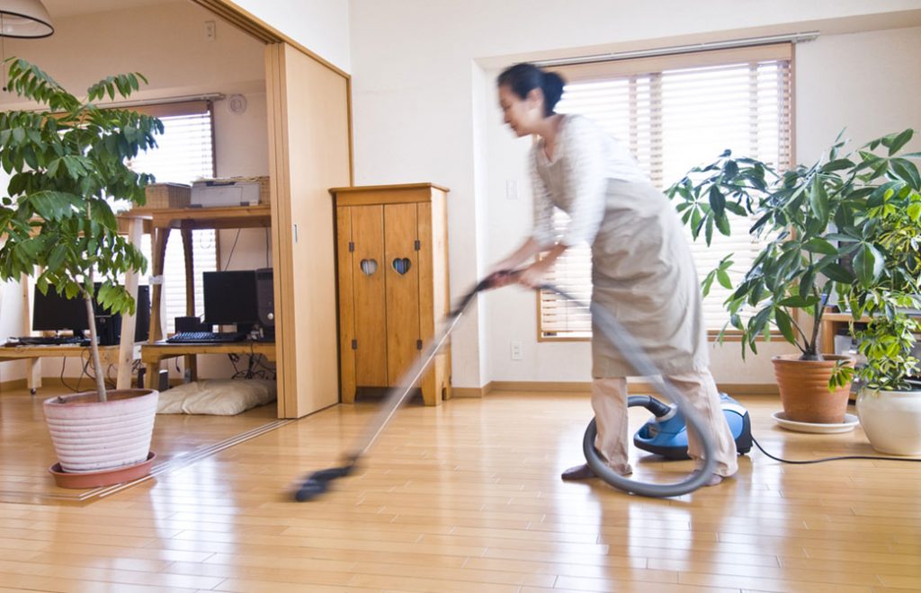 忙しくしてる主婦の様子