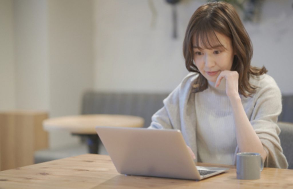 スキマ時間を使って勉強する女性