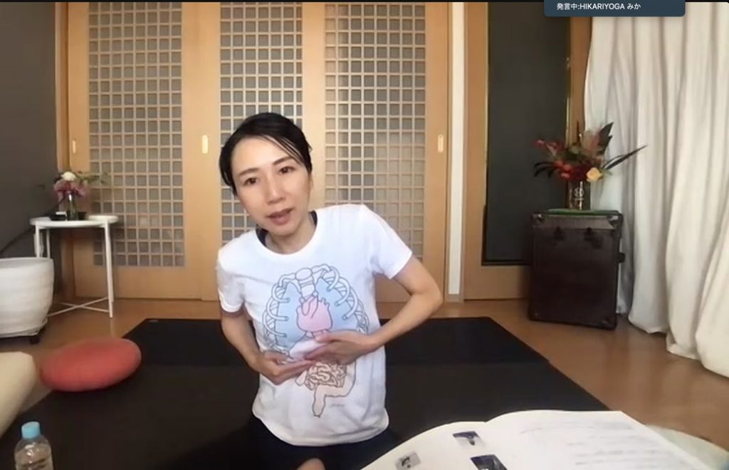 内臓Tシャツを着てレクチャーをする林美華先生