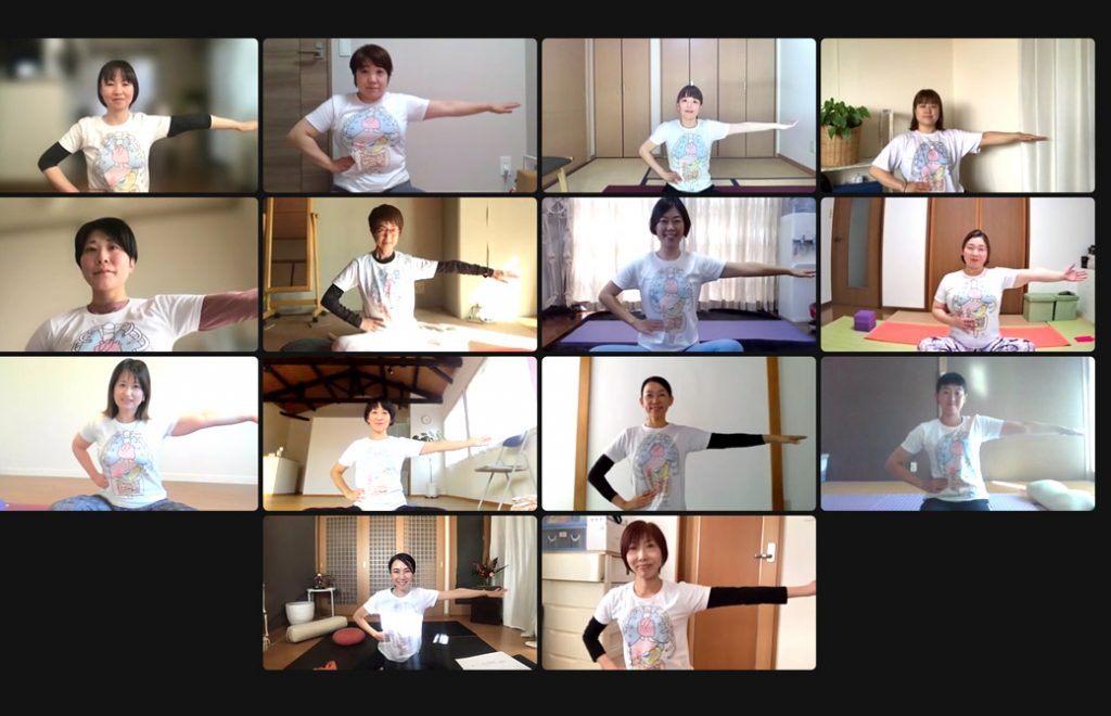 内臓Tシャツを着てポーズを取る、内臓マッサージTT1期生