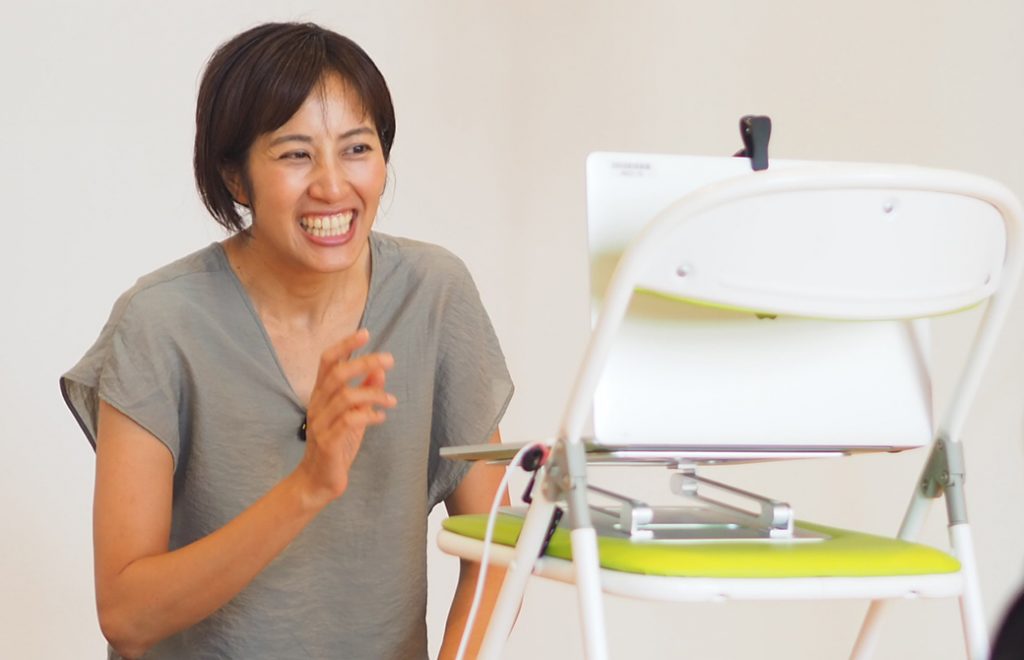サントーシマ香先生がオンラインの生徒さんに話しかけている