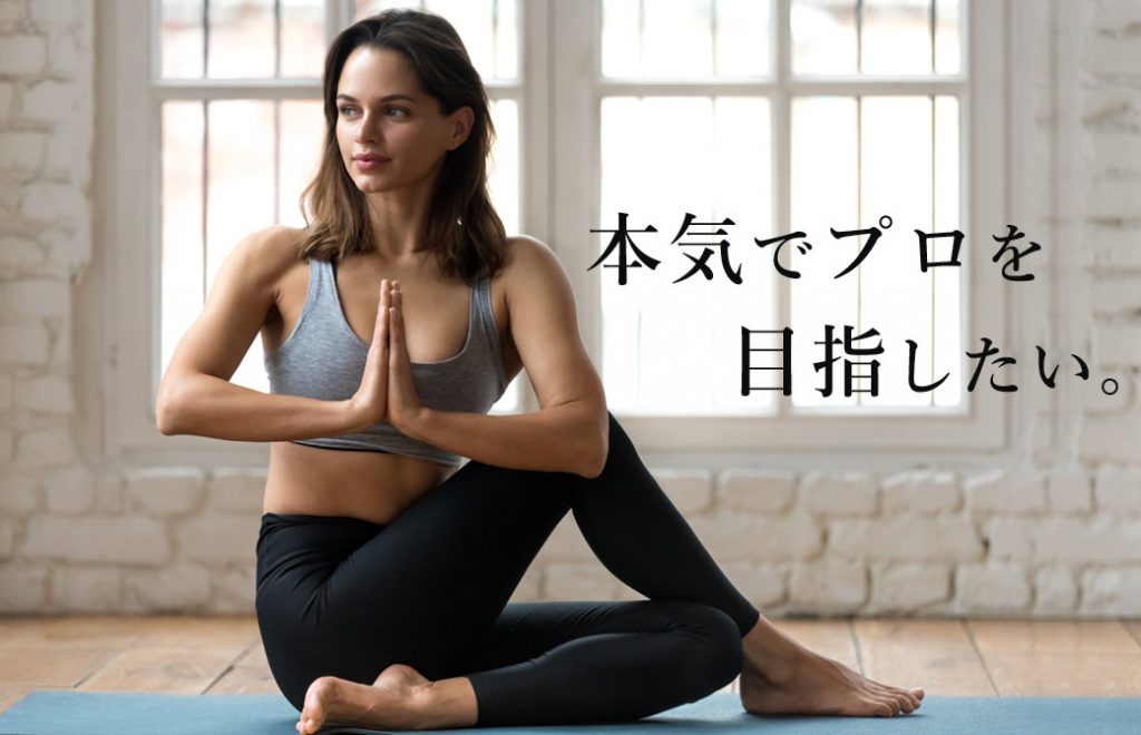 座って体をねじるポーズをする紙の長い女性