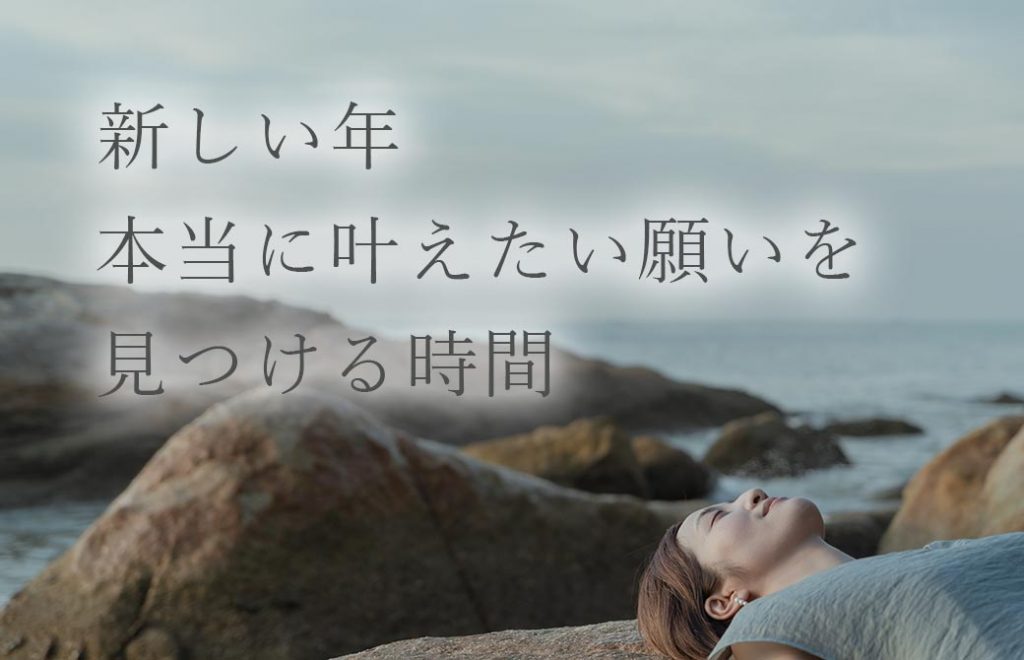 サントーシマ香先生が岩場で寝ころんでいる