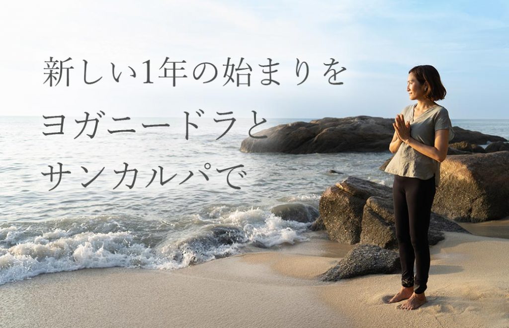 香先生が合掌して海を見ている