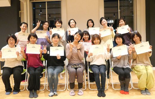 チェアヨガ講座　修了証をもって集合写真
