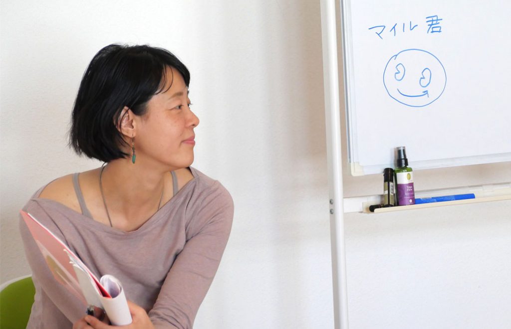 山田いずみ先生の講座風景　先生が横を見ている