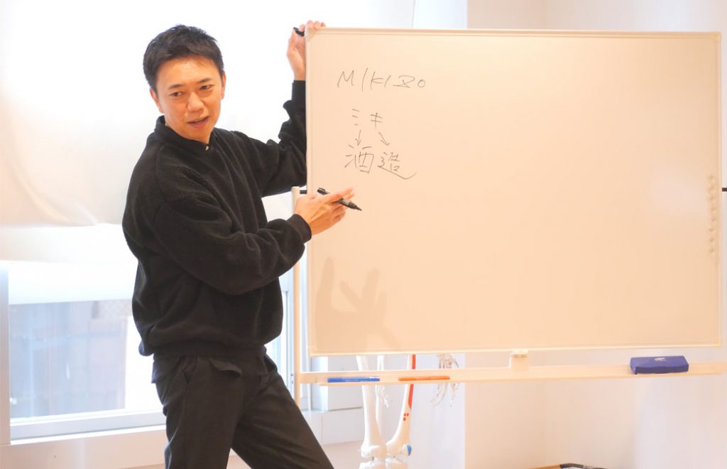 MIKIZO ホワイトボードに名前を書いている