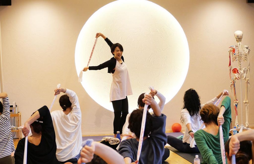 Miwa先生の統合医療ヨガクラスでぬぐいを使って肩甲骨をほぐしている