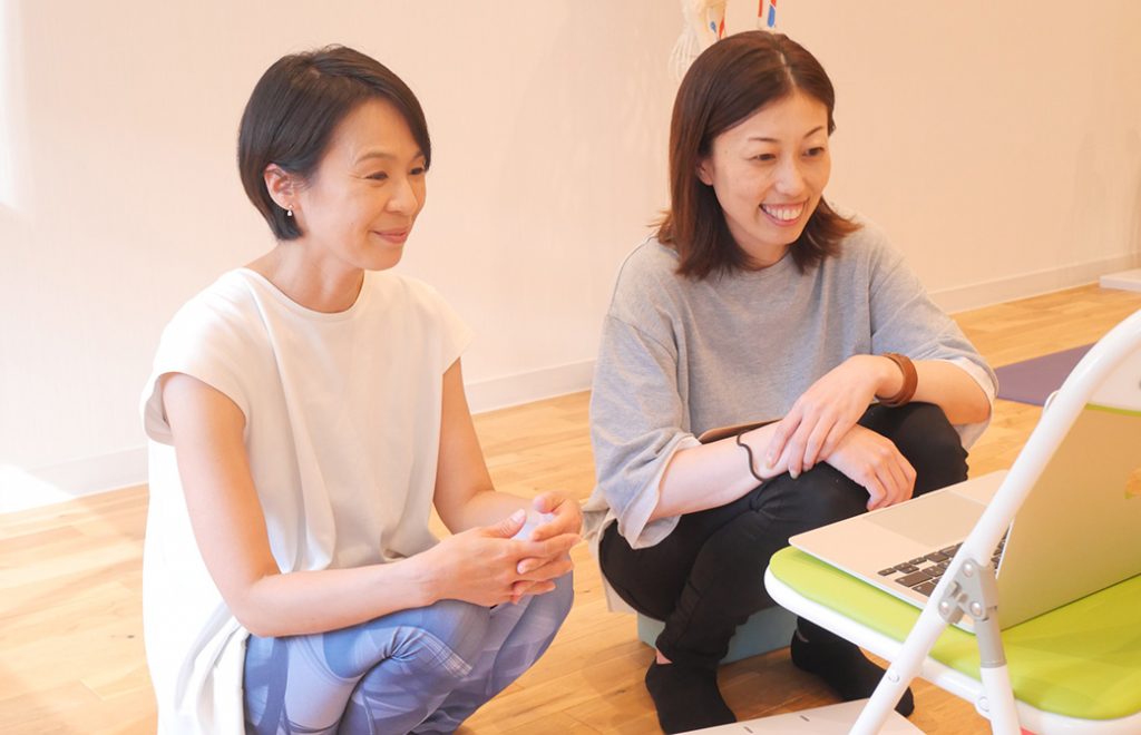Miwa先生とヨガジェネスタッフが説明会をしている様子