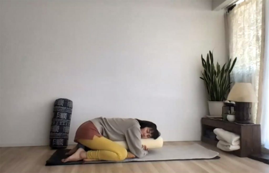 香先生がボルスターを使ったチャイルドポーズをしている