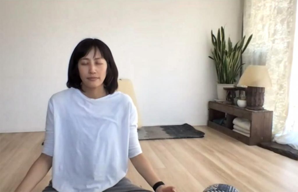 香先生が瞑想で座ってる