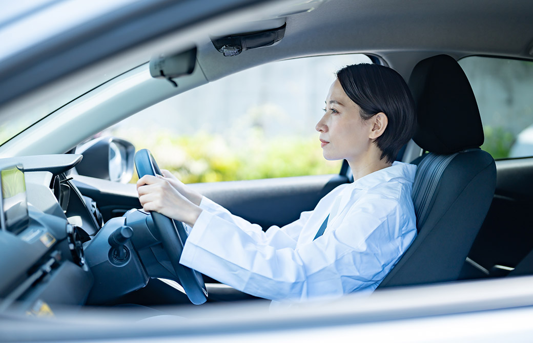 運転中の40代女性