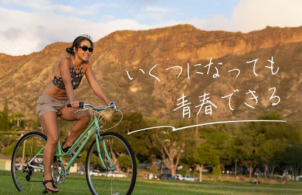 ヨーコ・フジワラが自転車に乗っている