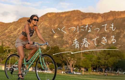 ヨーコ・フジワラが自転車に乗っている