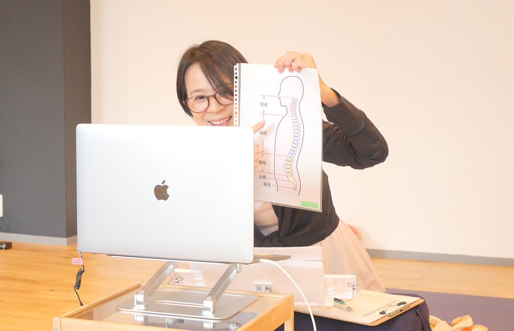Ｍｉｗａ先生が解剖学を教えている様子